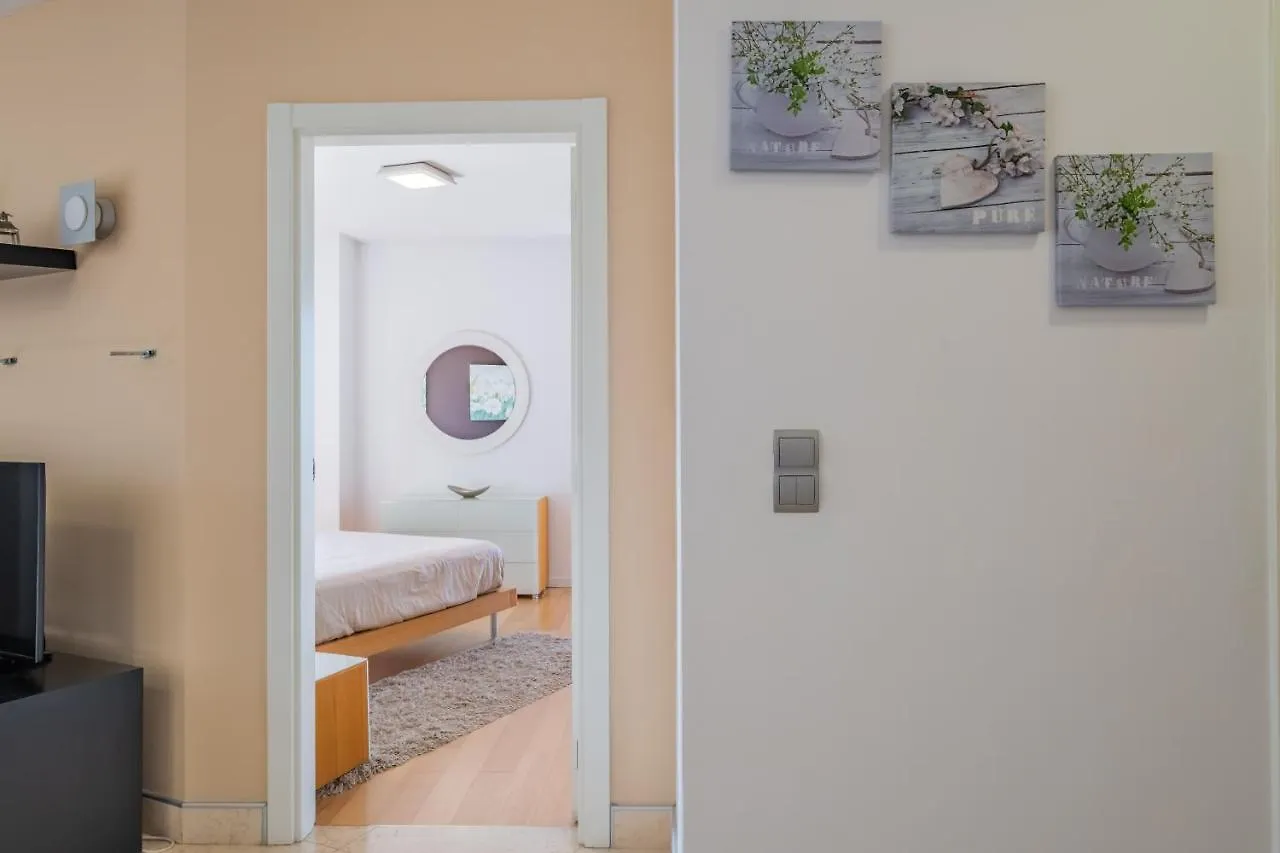 Modern Apartment Next To Forum Shopping, Near The Sea, Free Parking And Wifi Funchal  0*, Funchal (Madeira) Portugal