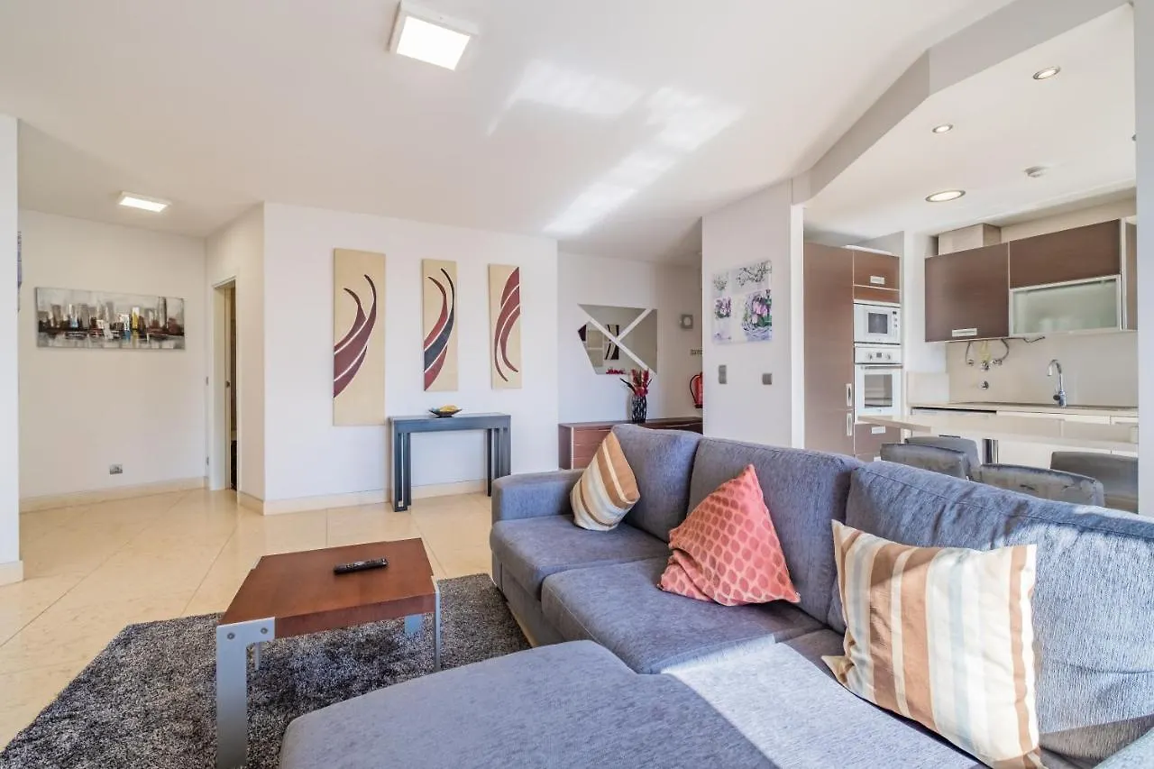 Modern Apartment Next To Forum Shopping, Near The Sea, Free Parking And Wifi Funchal  0*, Funchal (Madeira)