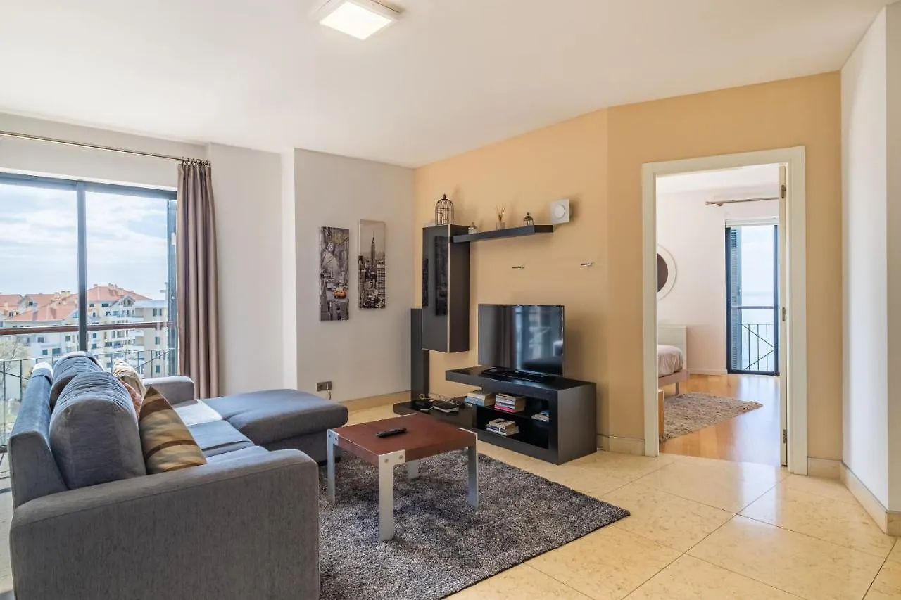 Modern Apartment Next To Forum Shopping, Near The Sea, Free Parking And Wifi Funchal