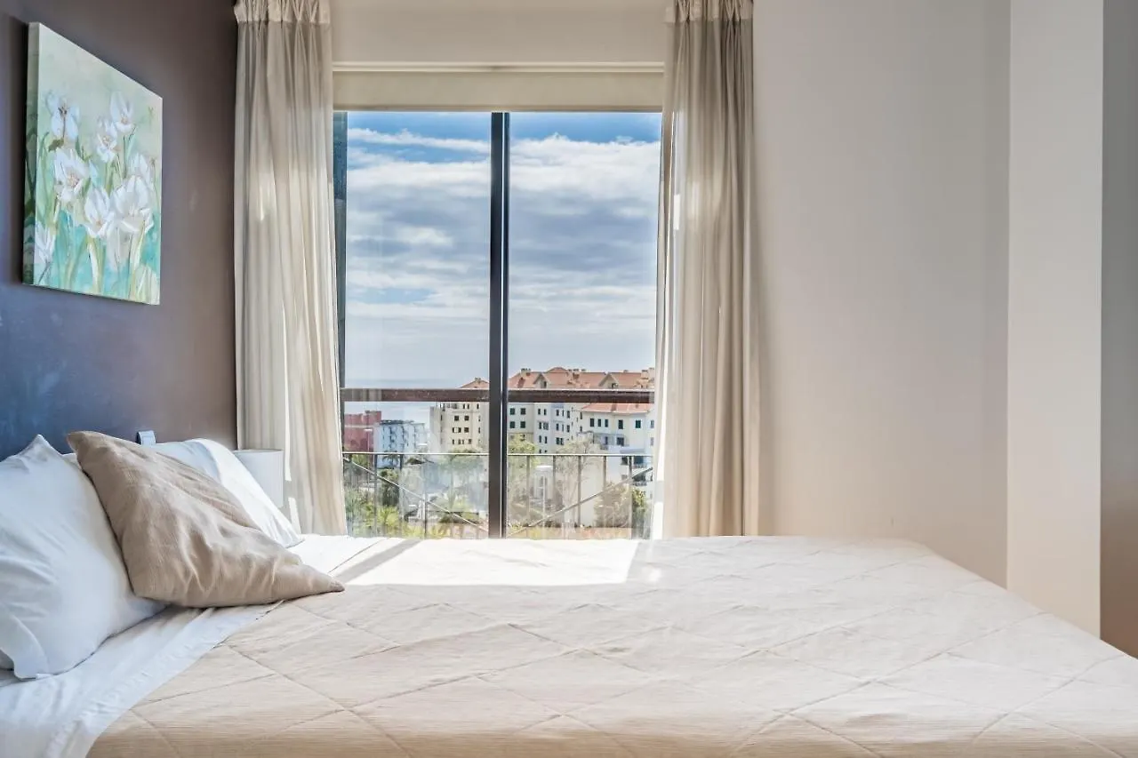 Modern Apartment Next To Forum Shopping, Near The Sea, Free Parking And Wifi Funchal