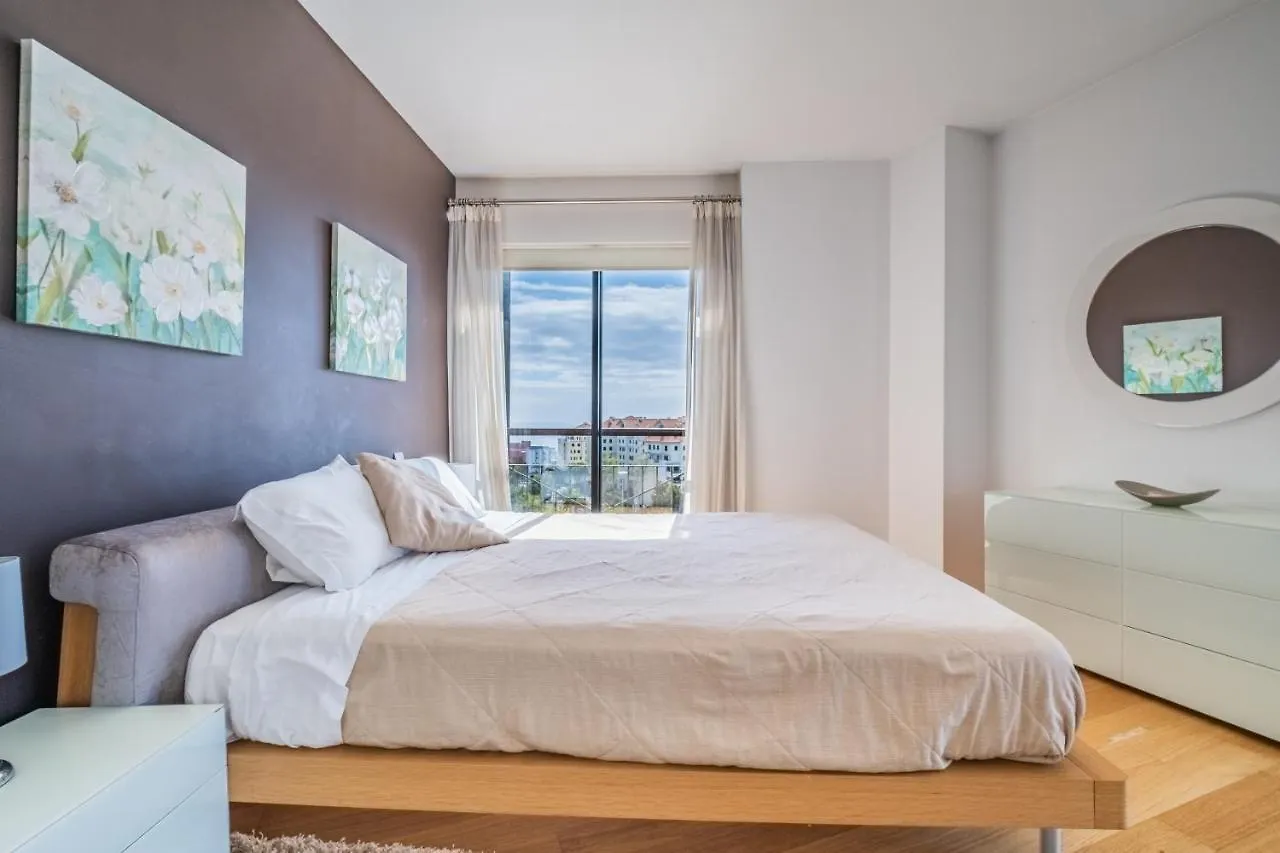 Modern Apartment Next To Forum Shopping, Near The Sea, Free Parking And Wifi Funchal  Funchal (Madeira)